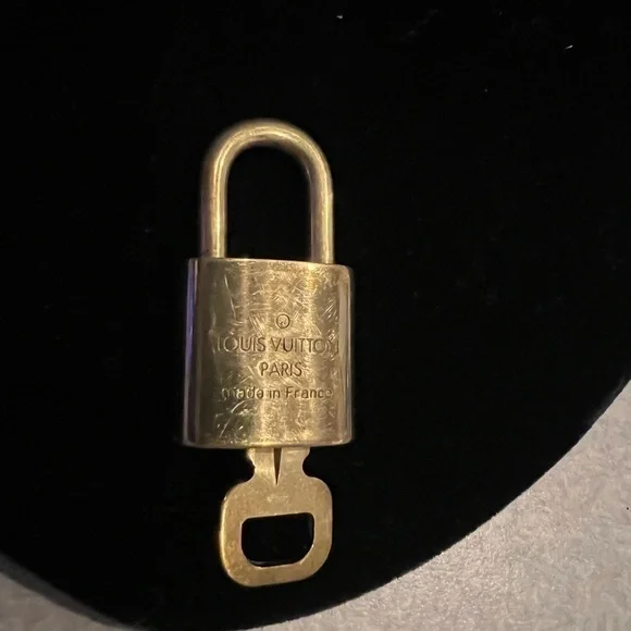 ouis Vuitton lock and key, has wear and is numbered 322. - Picture 2 of 4